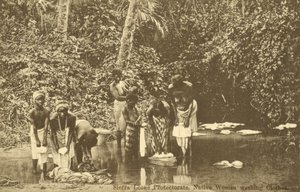 Mujeres lavando ropa en un río, Sierra Leona