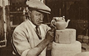 Trabajador produciendo una tetera en la fábrica Royal Doulton, Stoke-on-Trent, Staffordshire de English Photographer