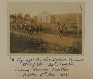 Compañía X 4º Bn. El Regimiento de Worcestershire, 88ª Brigada de Infantería. 29ª División, cruzando la frontera alemana a las 2:5 pm 5 de diciembre de 1918 de English Photographer