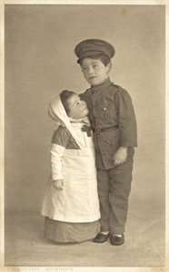 Niña y niño jóvenes jugando roles de la Primera Guerra Mundial de English Photographer