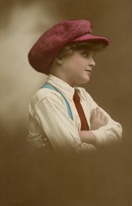 Chica joven con gorra (foto en color) de English Photographer
