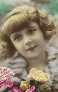 Niña joven posando con flores de English Photographer