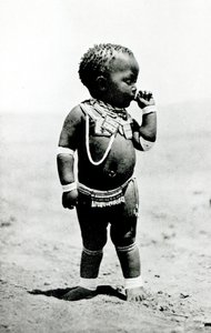 Niña zulú chupando el primer dedo de English Photographer