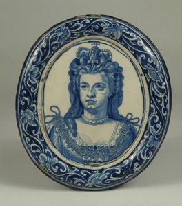 Placa ovalada de retrato real de Delft azul y blanco de la Reina Ana, probablemente Londres, c.1705