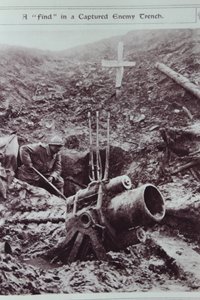 Un hallazgo en una trinchera enemiga capturada, 1914-18 de English School