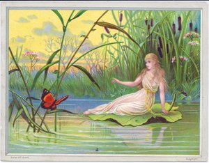Tarjeta de felicitación victoriana de un hada reclinada en una hoja de loto mirando una mariposa contra un fondo de juncos, c.1880 de English School