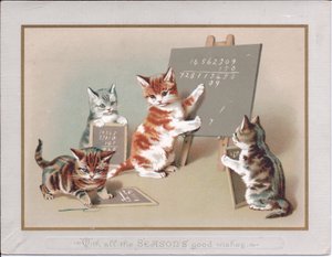 Tarjeta de felicitación victoriana de un gatito escribiendo en una pizarra en un caballete mientras otros dos sostienen pequeñas pizarras, c.1880 de English School