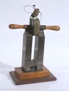 Un inductor rudimentario con el que Michael Faraday (1791-1867) descubrió la ley de inducción de English School
