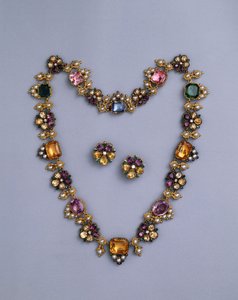 Collar de oro y joyas de la Regencia con topacios, amatistas, turmalinas rosas, esmeraldas, zafiros y peridotos, con un par de pendientes de flores, c.1810 de English School