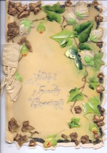 Tarjeta de felicitación hecha de plástico con hiedra dorada y verde en relieve y un lazo beige, circa 1910