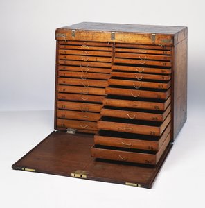 Un cofre de viaje de caoba de English School