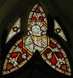 Una ventana norte que representa la Trinidad de English School