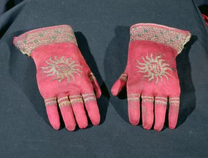 Un par de guantes de seda tejidos, posiblemente pertenecientes al Arzobispo William Warham de English School