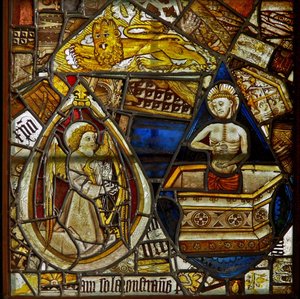 Un panel en la ventana este que representa a Cristo de la Piedad resucitando de la tumba; también un ángel músico con un arpa y el león de San Marcos entre fragmentos de English School