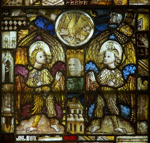 Un panel en la ventana este que representa ángeles con Instrumentos de la Pasión: también el águila de San Juan entre fragmentos de English School