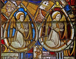 Un panel en la ventana este que representa a dos ángeles músicos con arpas entre fragmentos de English School