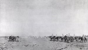 Una patrulla de los 14º Húsares con el Oficial al mando Teniente Coronel R.W. Hewitt DSO acercándose para aceptar la rendición turca en la rendición de Kazimain, 11 de marzo de 1917, publicado c.1918 de English School
