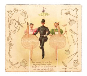 Tarjeta desplegable de un policía y dos mujeres haciendo la patada alta, c.1920 (litografía en color) de English School