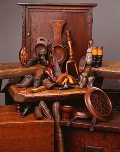 Una selección de coladores de madera del siglo XIX, polvos para zapatos y otros objetos