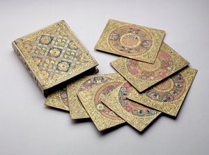 Un conjunto de platos y su caja, mediados del siglo XVI