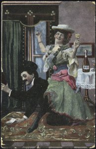 Una pareja bien vestida riendo de English School