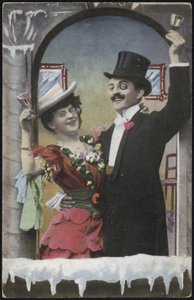 Una pareja bien vestida riendo de English School