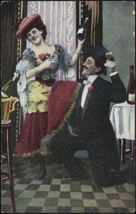Una pareja bien vestida riendo de English School