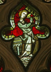 Una ventana en la Capilla de la Dama que representa un ángel músico con campanas de English School