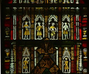 Una ventana en la Capilla de la Dama que representa figuras en un dosel de English School