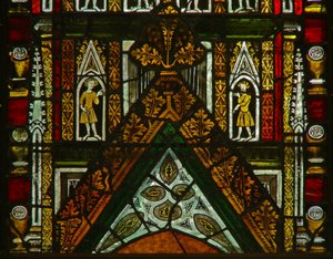 Una ventana en la Capilla de la Dama que representa figuras en un dosel