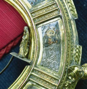 Ángel tocando la trompeta, detalle del báculo de William of Wykeham (c.1320-1404) (plata dorada y esmalte champlevé) de English School