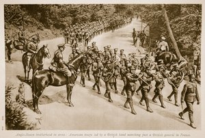Hermandad anglosajona en armas: Tropas americanas lideradas por una banda británica desfilando frente a un general británico en Francia de English School