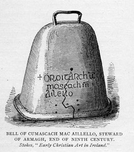 Campana de Cumascach Mac Aillelo, Mayordomo de Armagh, finales del siglo IX, ilustración de Short History of the English People por J. R. Green, publicada en 1892