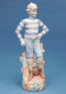 Figura de bisque de un niño futbolista con uniforme a rayas azules y blancas, c.1890s de English School