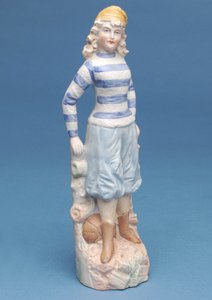 Figura de bisque de una niña futbolista con uniforme a rayas azules y blancas, c.1890s de English School