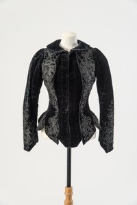 Chaqueta de terciopelo negro bordada con seda negra aplicada y cuentas de metal, finales de 1890 de English School