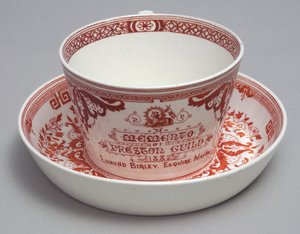 Taza y platillo conmemorativos que leen Un recuerdo del Gremio de Preston 1882, Minton, Inglaterra, c.1882 de English School