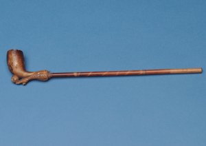 Pipa de copa con tallo de bambú y bota tallada pateando un balón debajo de English School