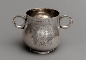 Copa con gran barriga y base de borde grueso fundido, y un par de asas de ojo de buey, 1675 de English School