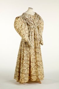 Vestido estampado con un diseño de flores y ramas en tela tejida crema con patrón de cuadrícula en el tejido, c.1830-35