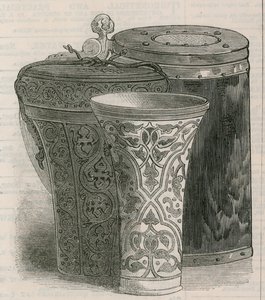 Vasos para beber: La Suerte de Eden Hall, con estuche de cuero para el mismo, y una jarra de madera con clavijas de English School