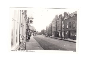 Postal eduardiana de Highgate High Street mirando al sur, hacia 1910 (monocroma) de English School