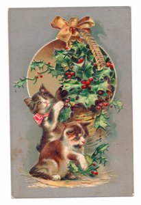 Postal eduardiana de dos gatos jugando con un acebo, c.1910 (litografía en color)