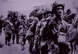Paracaidistas británicos exhaustos hechos prisioneros por los alemanes, Batalla de Arnhem de English School