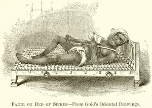Fakir en cama de clavos