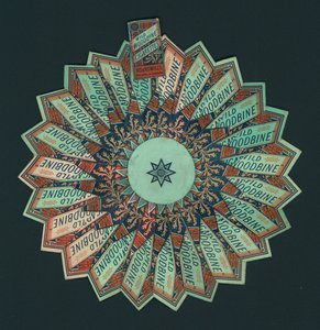 Flor hecha de cajas de cigarrillos viejas