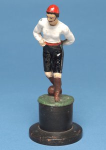Futbolista con el balón en los pies
