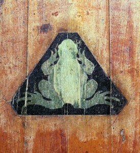 Rana, marcando el sitio de Faradays Froggery, Taller Dorian, principios de 1930 (madera incrustada) de English School