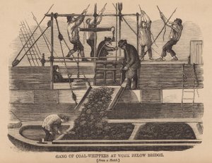 Cuadrilla de descargadores de carbón trabajando bajo el puente de English School