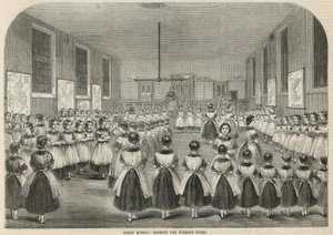 Escuela de niñas: cantando el himno vespertino